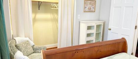 2 bedrooms, desk, iron/ironing board, free WiFi