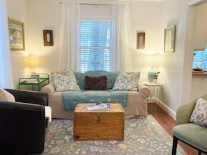 Living area - 2 BR Gem on Taylor Street, Heart of Historic Savannah, Walk Everywhere! (Savannah)