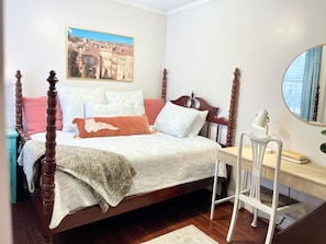 Room - 2 BR Gem on Taylor Street, Heart of Historic Savannah, Walk Everywhere! (Savannah)