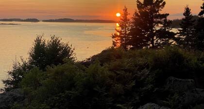 Lovely 1-bedroom cottage on The Reach in charming Vinalhaven perfect for getaway