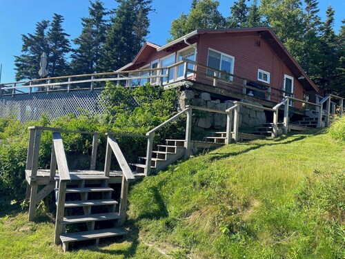 Lovely 1-bedroom cottage on The Reach in charming Vinalhaven perfect for getaway