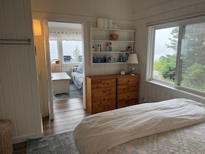 Room - Lovely 1-bedroom cottage on The Reach in charming Vinalhaven perfect for getaway (Vinalhaven)