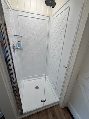 Bathroom - Lovely 1-bedroom cottage on The Reach in charming Vinalhaven perfect for getaway (Vinalhaven)