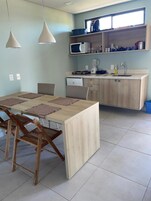 Apartamento premium, vista para a piscina | Área de estar | TV 32 polegadas com canais via satélite
