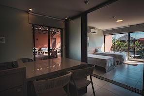 Appartamento Deluxe, vista piscina | Una scrivania, postazione laptop