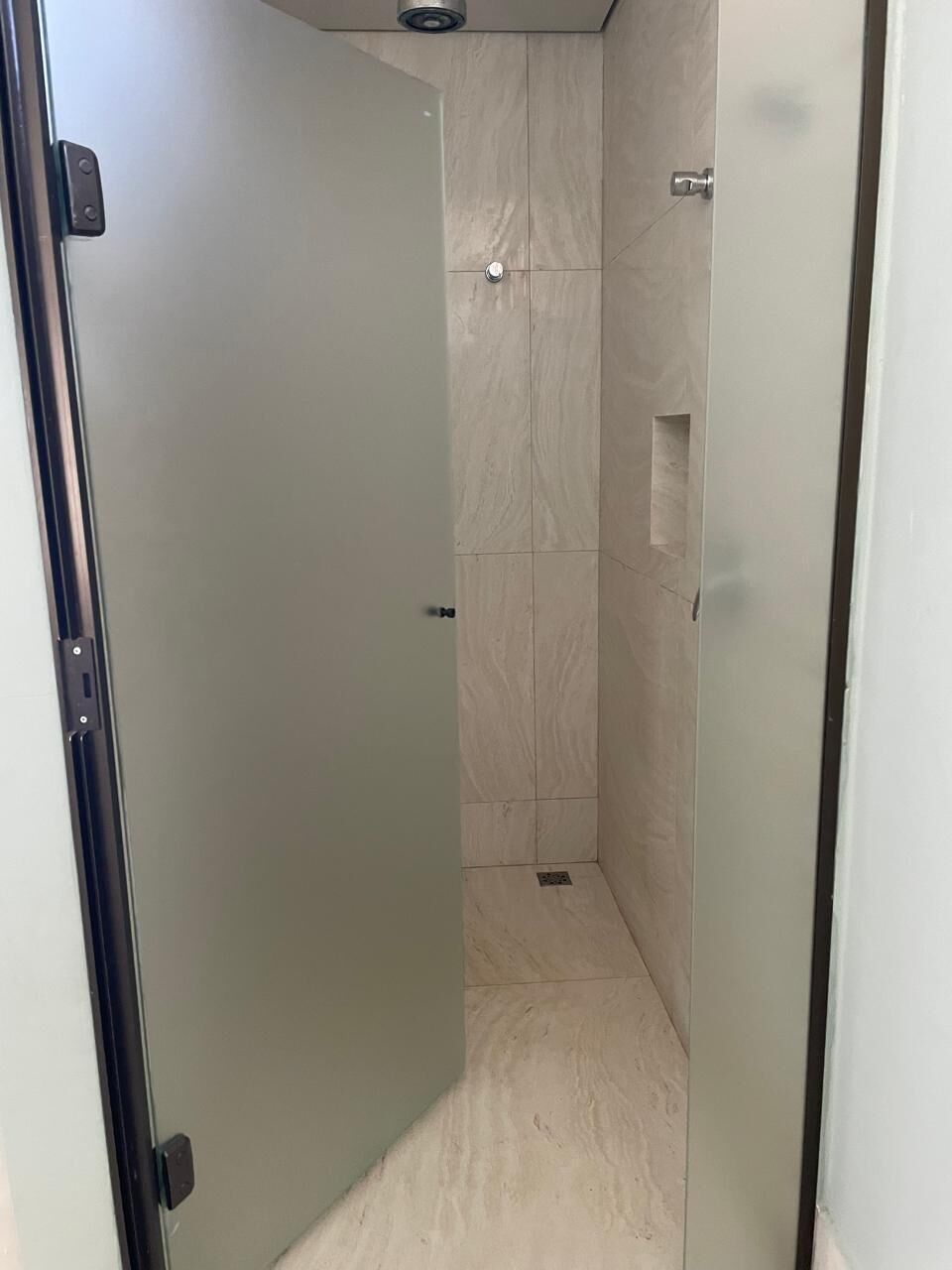 Apartamento premium, vista para a piscina | Banheiro | Chuveiro, toalhas de banho, sabonete, shampoo