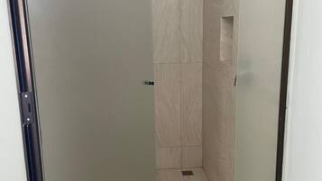 Apartamento premium, vista para a piscina | Banheiro | Chuveiro, toalhas de banho, sabonete, shampoo