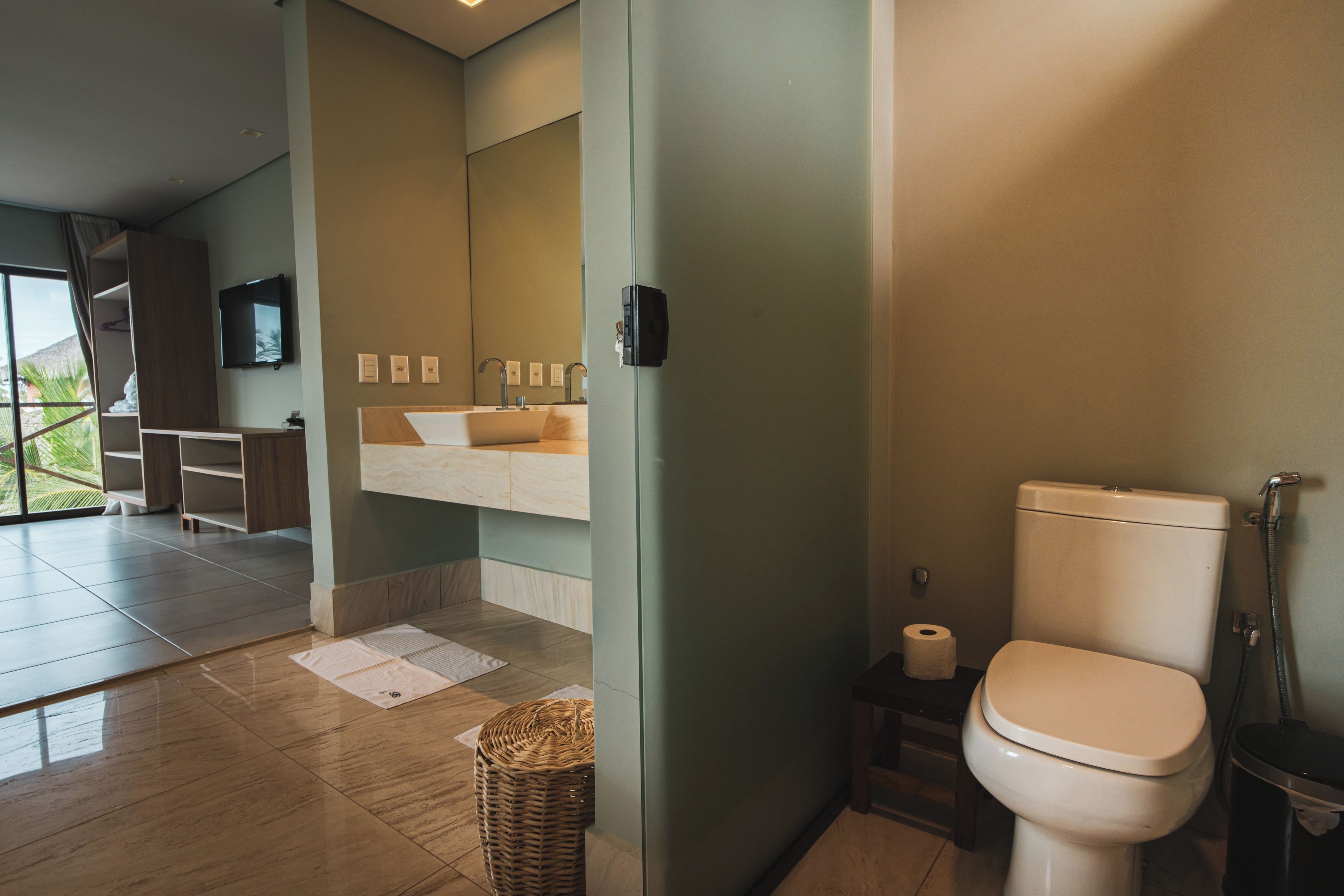 Un baño moderno con inodoro, bidé y lavamanos.
