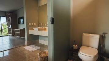 Un baño moderno con inodoro, bidé y lavamanos.