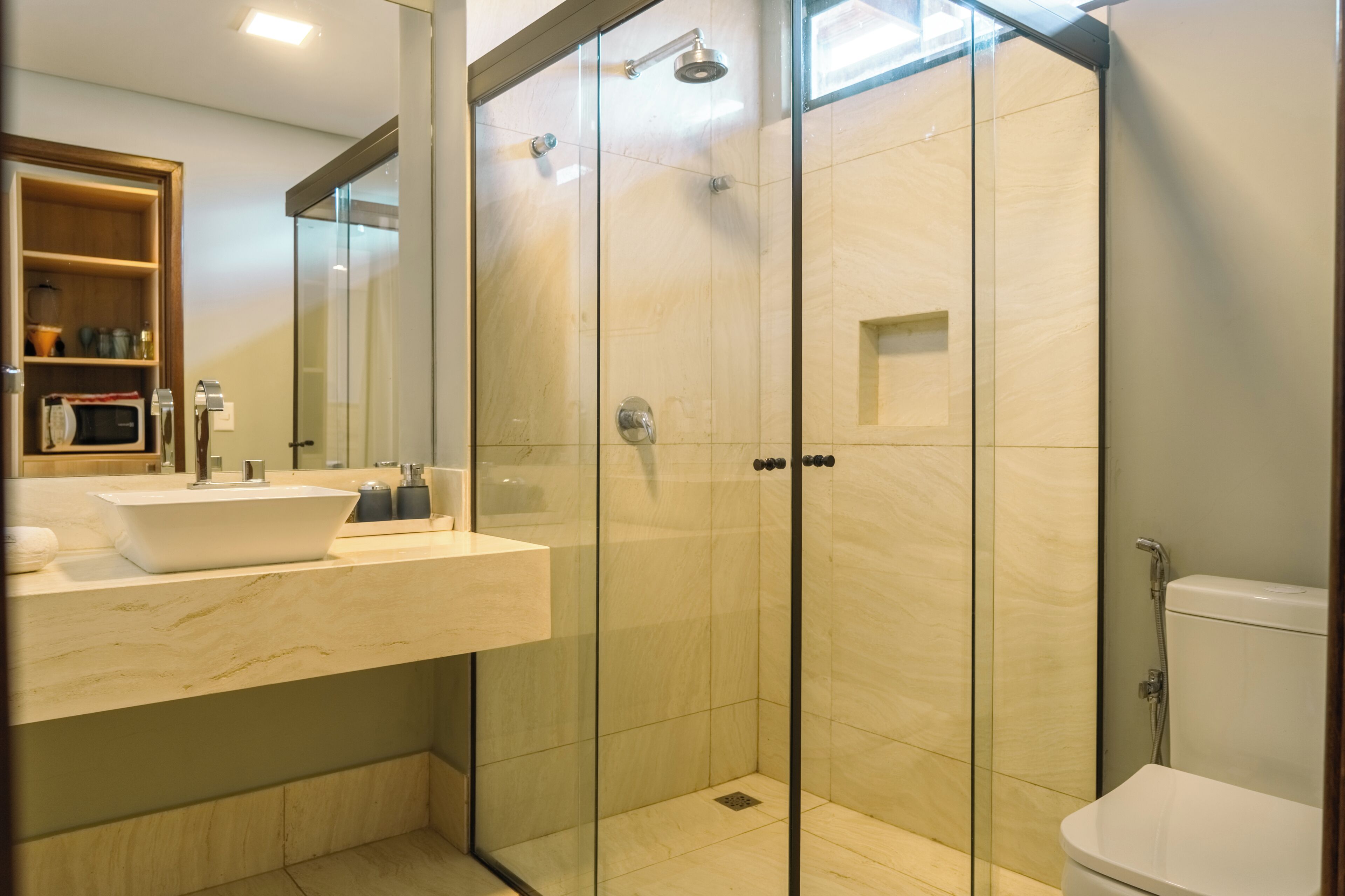 Departamento Confort, vista a la alberca | Baño | Regadera, amenidades de baño gratuitas, toallas, jabón 