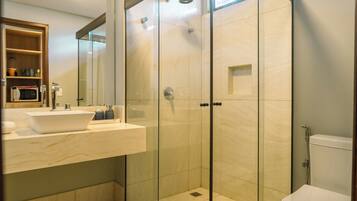 Departamento Confort, vista a la alberca | Baño | Regadera, amenidades de baño gratuitas, toallas, jabón