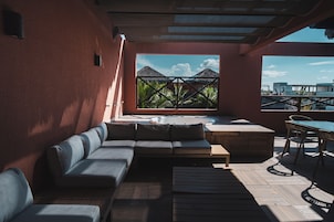 Apartamento luxo, vista para a piscina | Terraço/pátio