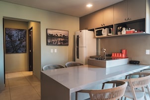 Apartamento luxo, vista para a piscina | Cozinha privada | Frigobar, micro-ondas, talheres/pratos/utensílios de cozinha