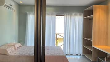 Apartamento premium, vista para a piscina | Escrivaninha, espaço de trabalho para notebook