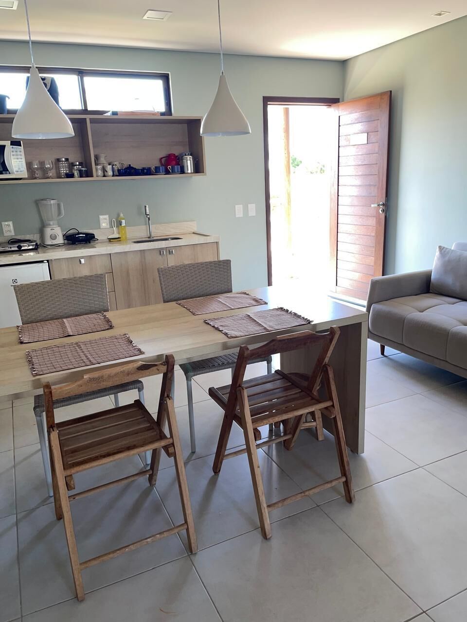 Apartamento premium, vista para a piscina | Área de estar | TV 32 polegadas com canais via satélite