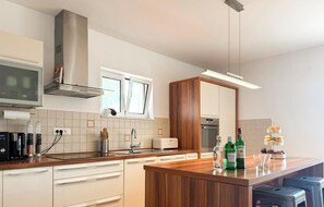 Wasserkocher mit Kaffee-/Teezubehör, Kühlschrank, Mikrowelle, Ofen