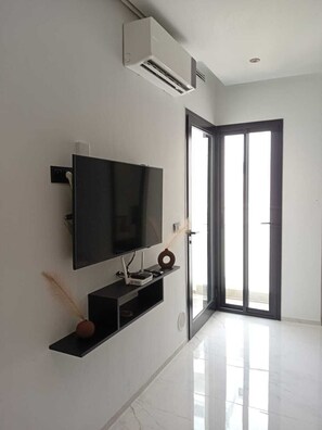 Deluxe Apartment, Courtyard View | Living area