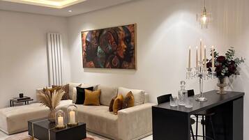 Deluxe Apartment, Courtyard View | Living area