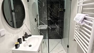 Deluxe Apartment, Courtyard View | Bathroom | Shower, free toiletries, hair dryer, towels