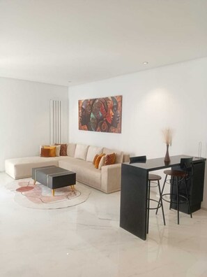 Deluxe Apartment, Courtyard View | Living area