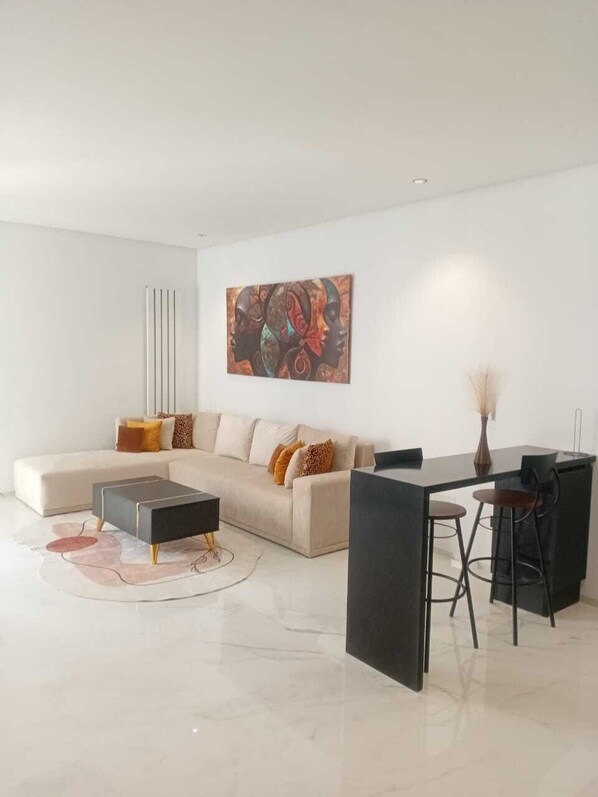 Deluxe Apartment, Courtyard View | Living area