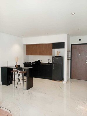 Deluxe Apartment, Courtyard View | Private kitchen | Fridge, microwave, oven, stovetop