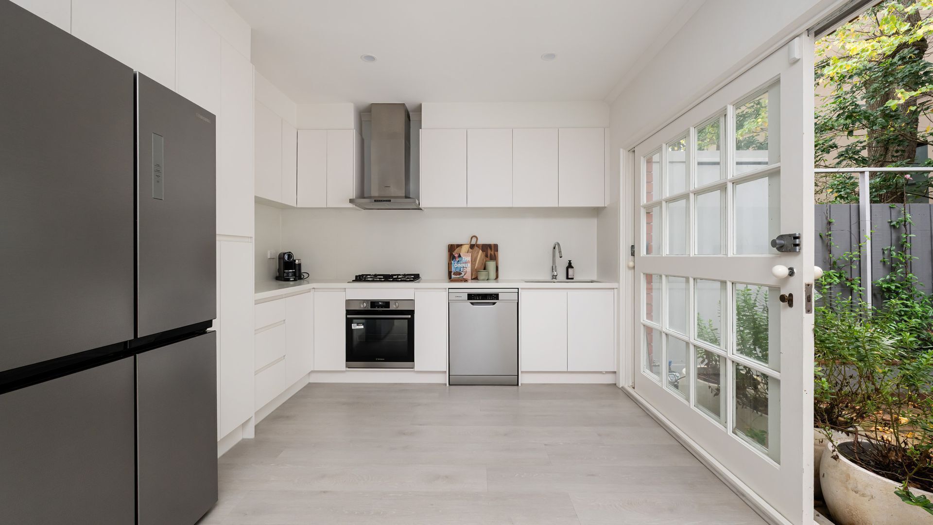 Coffee/tea maker, fridge, oven, stovetop