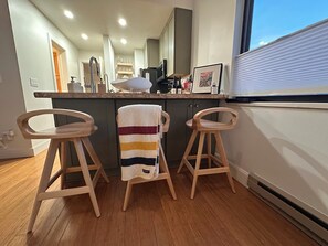 Wasserkocher mit Kaffee-/Teezubehör, Kühlschrank, Mikrowelle, Ofen