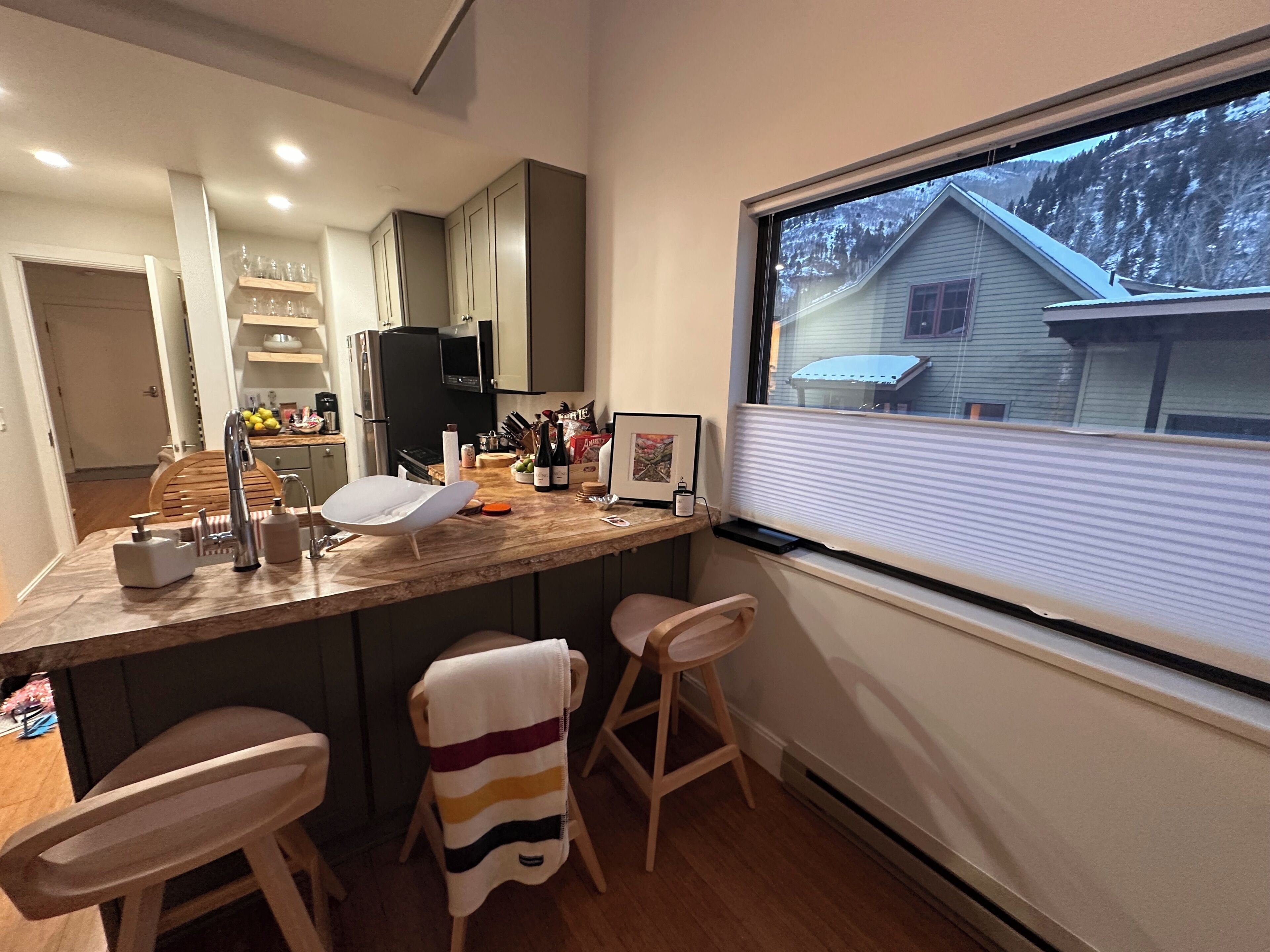 Coffee/tea maker, fridge, microwave, oven