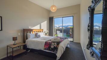 4 bedrooms, iron/ironing board, internet, bed sheets