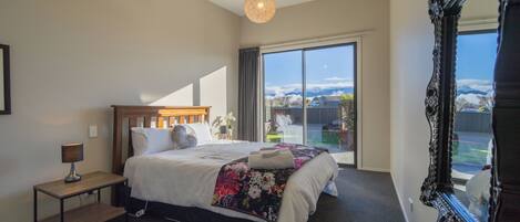 4 bedrooms, iron/ironing board, internet, bed sheets