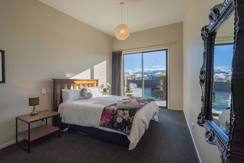 Beautiful 4 bedroom home  in the picturesque Fiordland town of Te Anau