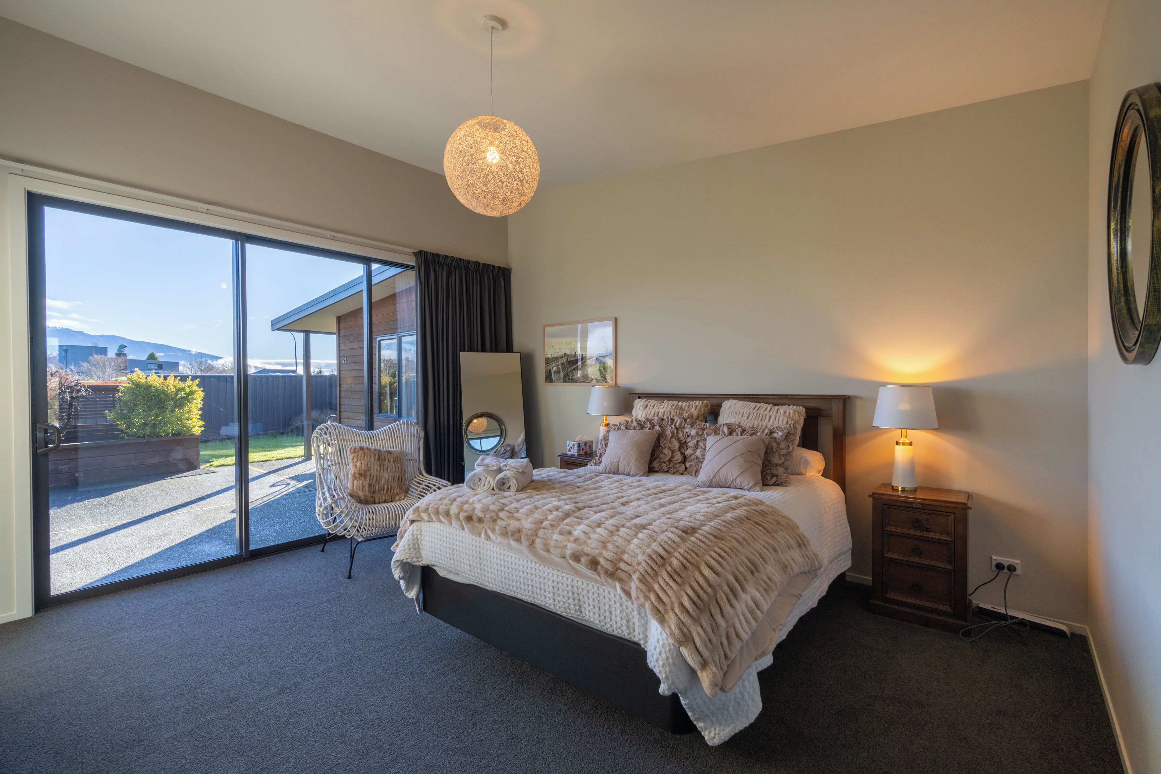 4 bedrooms, iron/ironing board, internet, bed sheets