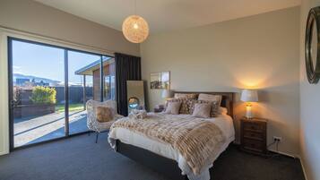 4 bedrooms, iron/ironing board, internet, bed sheets