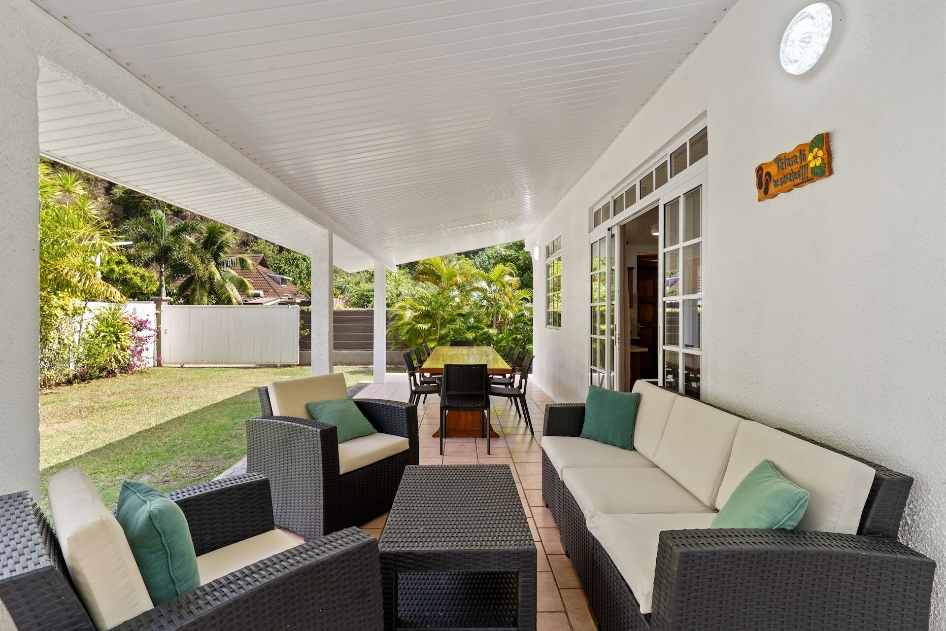 Ferienhaus, Terrasse, Gartenblick | Speisen im Freien