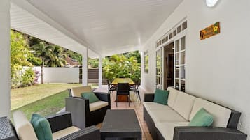 Ferienhaus, Terrasse, Gartenblick | Speisen im Freien