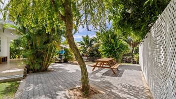 Ferienhaus, Terrasse, Gartenblick | Speisen im Freien