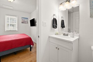 Een bureau, een strijkplank/strijkijzer, wifi, beddengoed