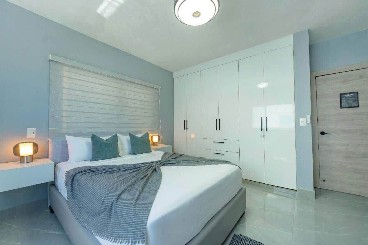 3 habitaciones, tabla de planchar con plancha, wifi y ropa de cama 
