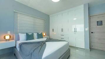 3 habitaciones, tabla de planchar con plancha, wifi y ropa de cama