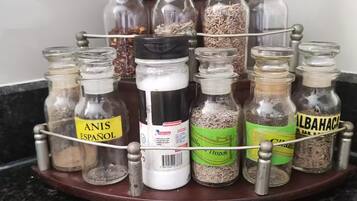 Um porta-temperos com vários frascos de vidro contendo diferentes especiarias.