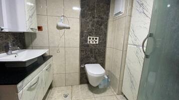 Een douche, een haardroger, een bidet, handdoeken