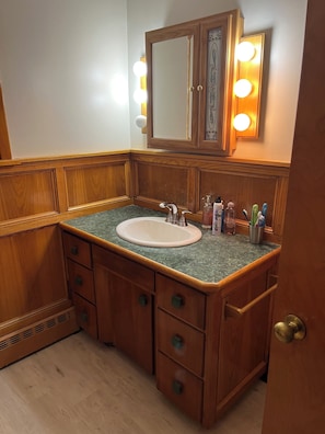 Bathroom - Charming 2-bedroom lakefront cottage perfect views with the comforts of home. (Brocton)