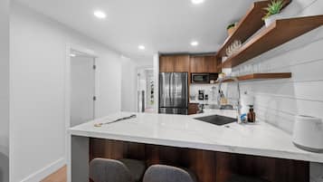 Coffee/tea maker, fridge, microwave, oven