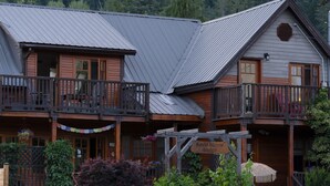 Eine Lodge mit Holzfassade, einem Balkon und einem Schild mit dem Namen.