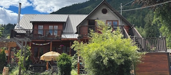 Kaslo Manor Lodge - The Loki Suite - perfect for groups/families, pet friendly