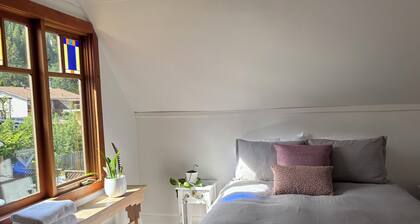 Kaslo Manor Lodge - The Loki Suite - perfect for groups/families, pet friendly