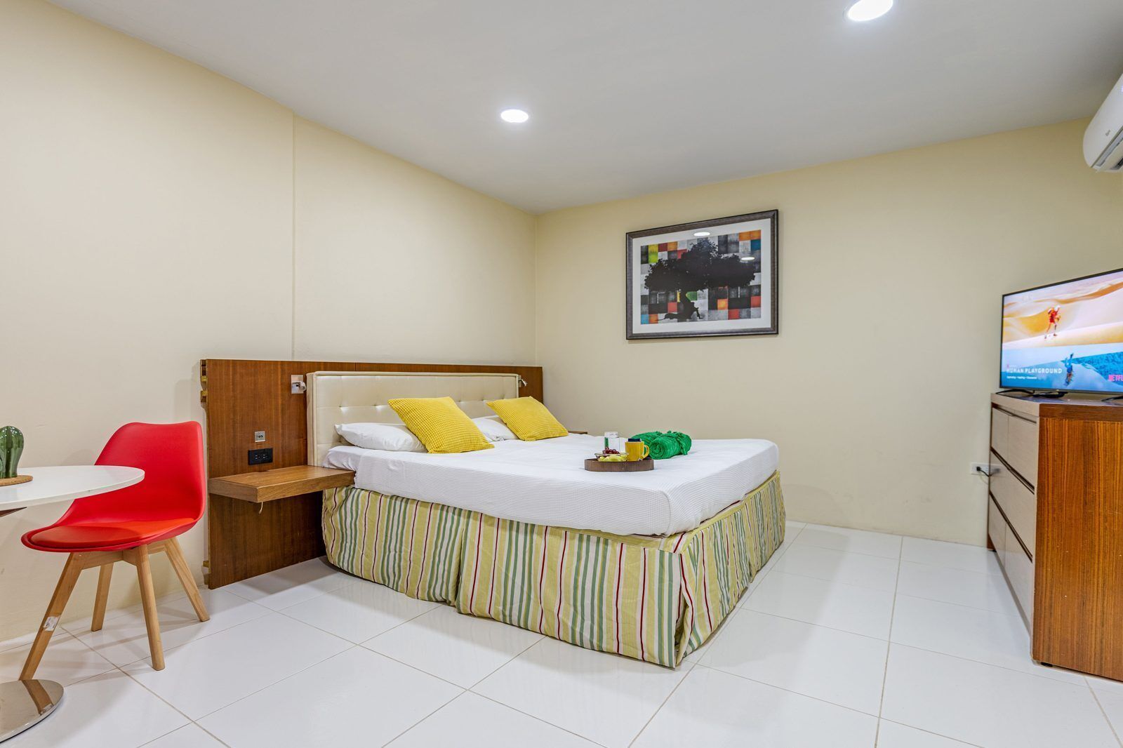 Iron/ironing board, WiFi, bed sheets