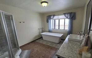 Regadera, toallas, jabón, papel de baño 