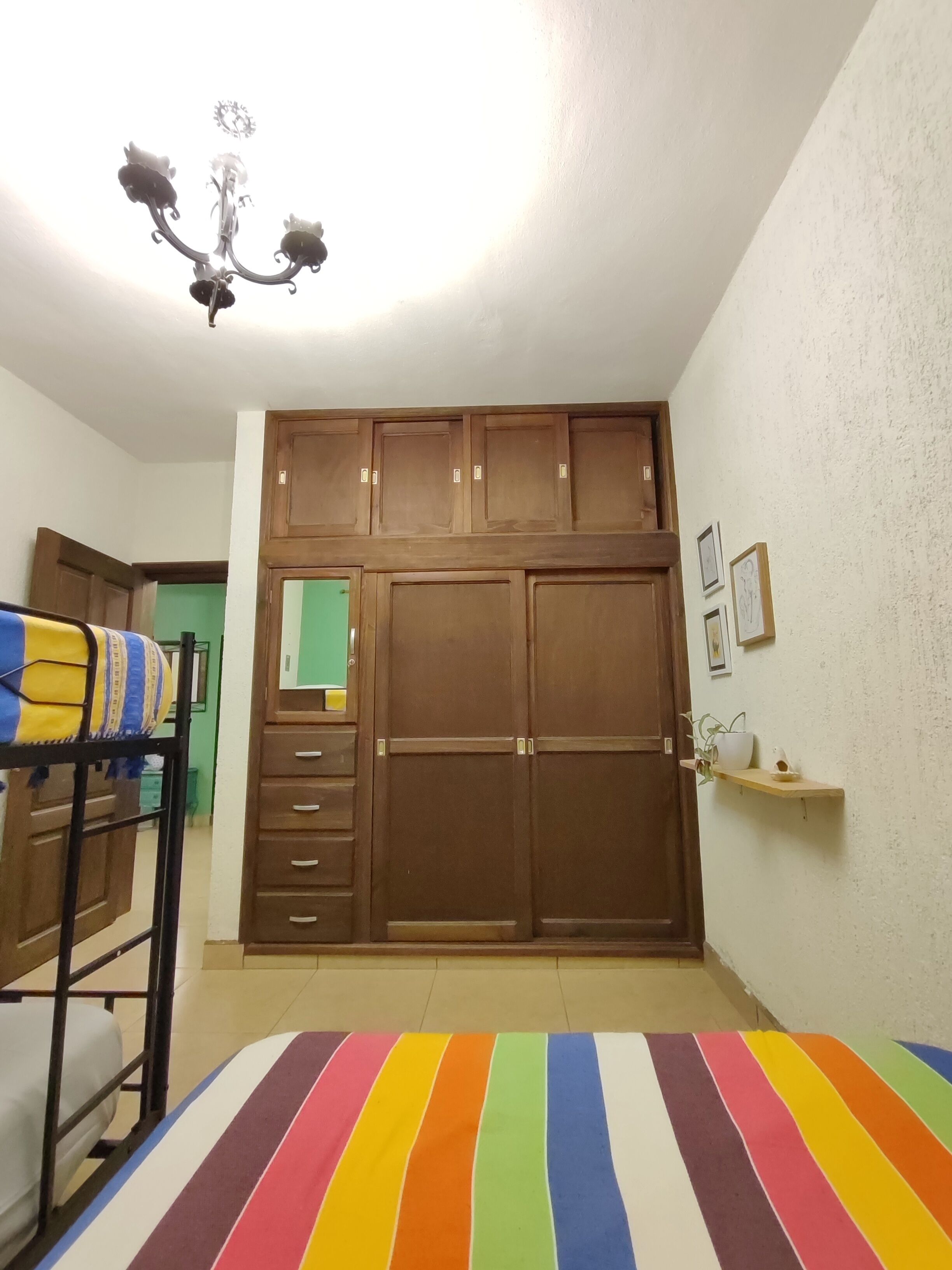 2 dormitorios, tabla de planchar con plancha, wifi gratis y ropa de cama